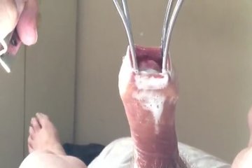 Зрелый онанист дрочит пенис стальными щипцами