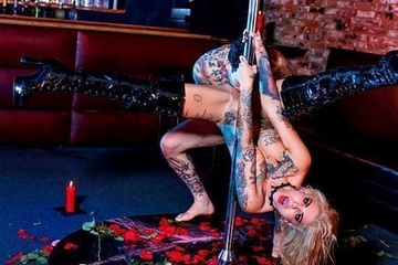 Татуированный мужчина трахнул стриптизершу Bonnie Rotten