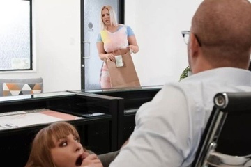 Пока босс не видит, мужик страстно ебет двух сотрудниц